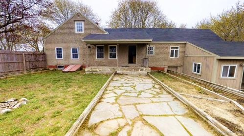 62 High St, Thomaston, ME 04861-3438