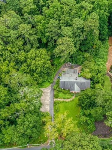 740 Moores Mill Rd, Atlanta GA  30327-1561 exterior