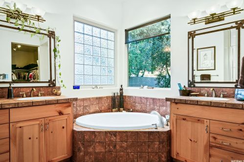 340 Snow Cyn Dr, Kayenta UT 84738-6041 exterior