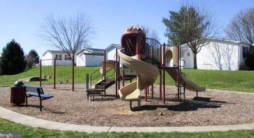 110 Dovefield Dr, Lancaster PA  17603-4686 exterior