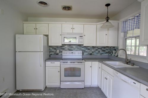 54 Constitution Blvd, Lakehurst, NJ 08759-1772