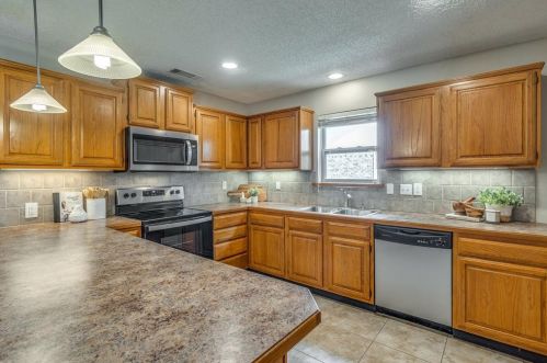 305 Trl Vw Ln, Garland TX  75043-5631 exterior