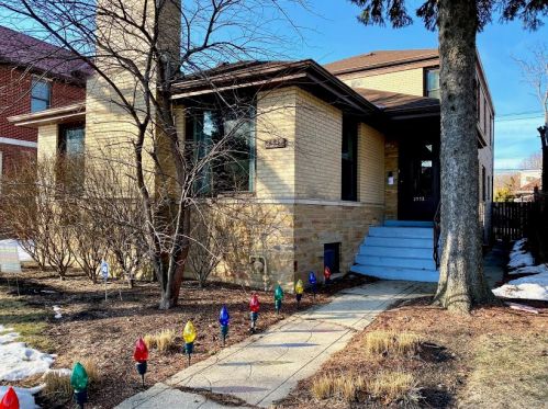 2538 Farwell Ave, Chicago, IL 60645-4618