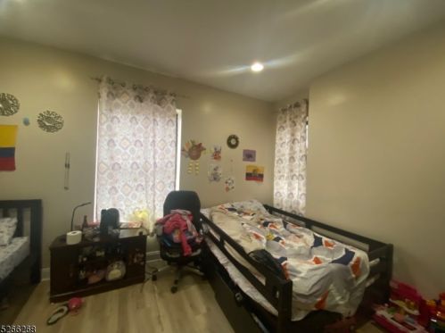 225 7th St, Newark, NJ 07107-1622
