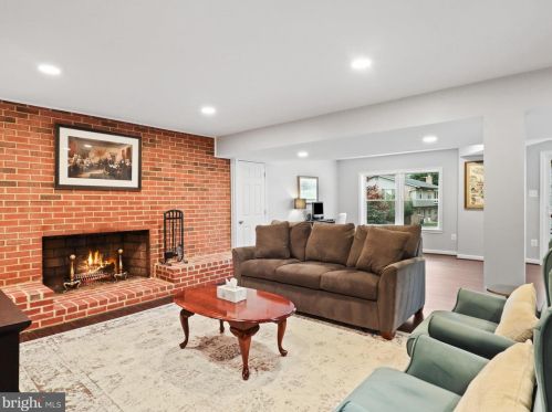 6702 Emporia Ct, Springfield VA  22152-3034 exterior