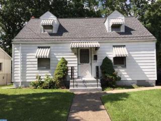 33 Oak Ave, Lawnside, NJ 08045-1626