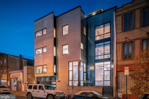 519 Bainbridge St, Philadelphia, PA 19147-2207