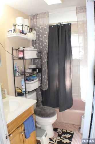 22 Forest Ave, Teaneck, NJ 07666-5808