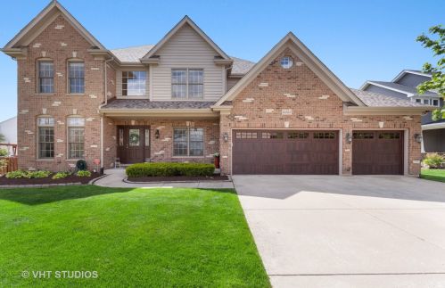 5323 Christa Dr, Naperville, IL 60564-4717