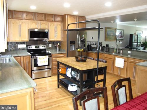 9031 Blarney Stone Dr, Springfield VA  22152-2130 exterior