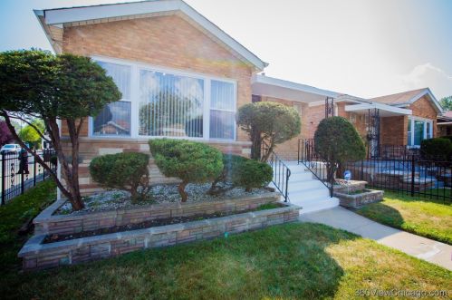 8301 Yates Blvd, Chicago, IL 60617-1945