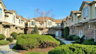 12 Marina View Dr, Sewaren, NJ 07077-1030