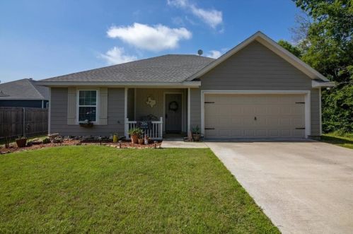 206 3rd St, Valley View, TX 76272-5405