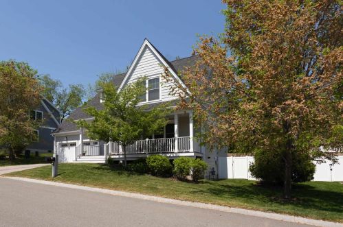 28 Laurel Ct, Portsmouth, NH 03801-4480