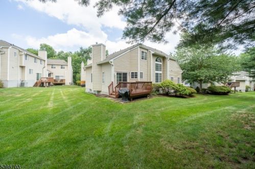 78 Crabapple Ln, Gillette, NJ 07933-1510