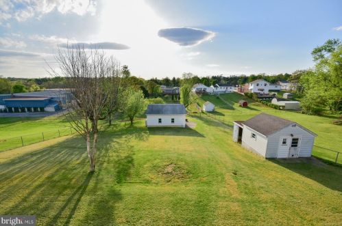 190 High St, Charles Town, WV 25414-1243
