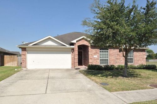 3902 Glenoak Dr, Pearland, TX 77581-2527