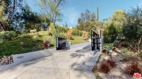 16957 Mooncrest Dr, Van Nuys, CA 91436-3510