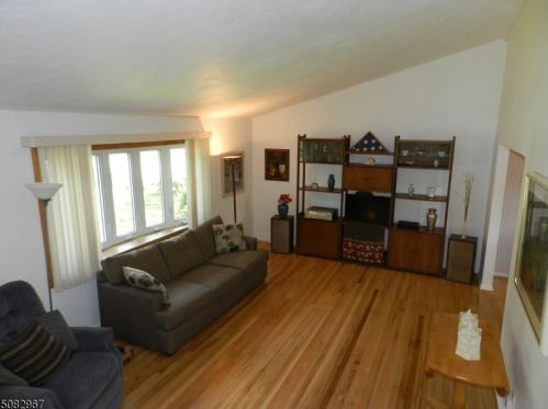 2 Steven Ter, Town Center, NJ 07052-2914