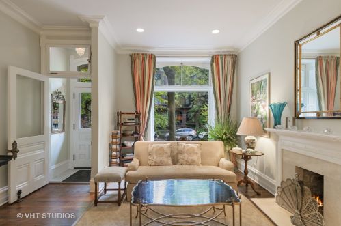 58 Elm St, Chicago, IL 60611-1016