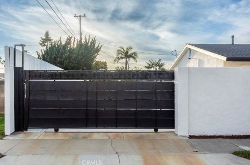 8212 Munster Dr, Huntington Beach CA  92646-5025 exterior
