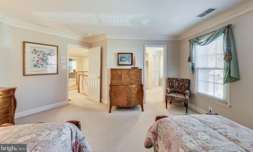 6420 Lake Meadow Dr, Springfield VA  22015-3927 exterior