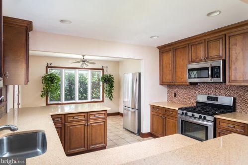 29 Wolf Dr, Trenton NJ 08610-1122 exterior