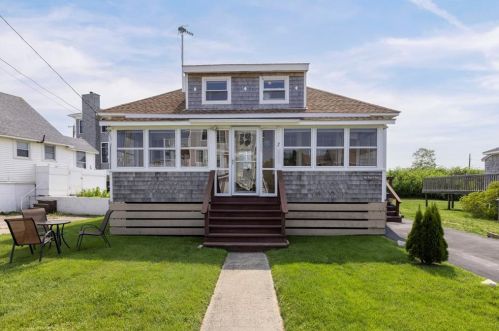 2 Uzzi Ave, Westerly, RI 02891-5208