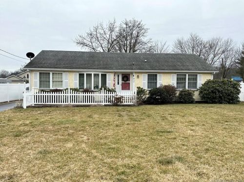 17 Leslie St, Windsor Locks, CT 06096-1116