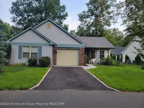504 Petunia Ln, Lakehurst, NJ 08759-4318