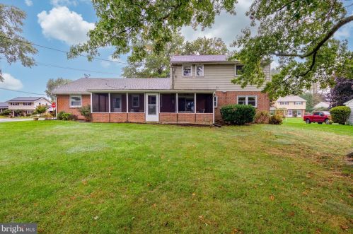 1046 Devonshire Rd, Lancaster PA  17601-1609 exterior