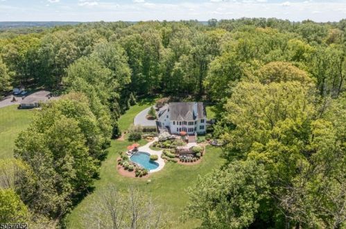 6 Sutton Farm Rd, Flemington, NJ 08822-2726