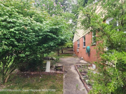 18 Salem Dr, Lakehurst, NJ 08759-6337