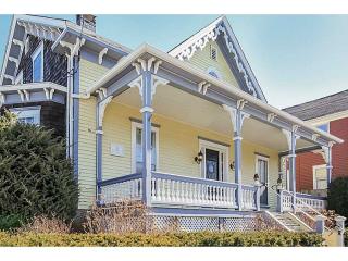 378 Spring St, Middletown, RI 02840-6837