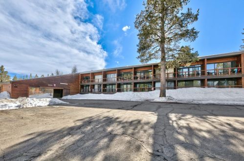 11589 Snowpeak Way, Truckee CA  96161-7093 exterior