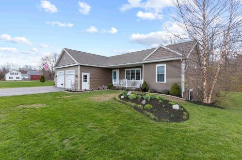 48 Mill St, Lisbon, ME 04250-6810