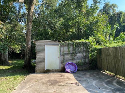 955 Goliad St, Lakeview, TX 77662
