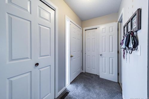130 Oak Ridge Dr, Windsor Locks, CT 06096-2658