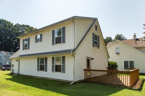 11 Fitch Meadow Ln, Wapping, CT 06074-1018