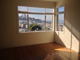 569 Lombard St, San Francisco CA  94133-2334 exterior