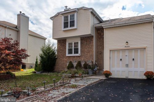 19 Geraldine Rd, East Windsor, NJ 08520-2631