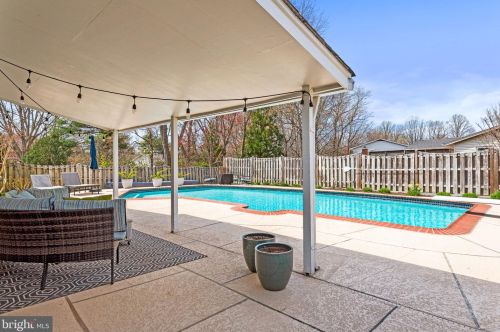 7128 Red Horse Tavern Ln, Springfield VA  22153-1404 exterior