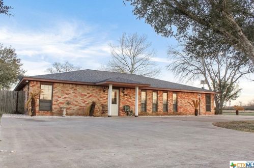 101 Ball Airport Rd, Victoria, TX 77904-2851