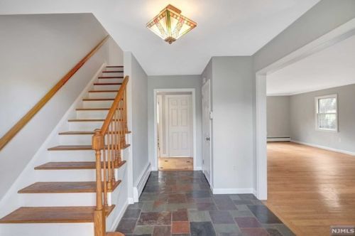 27 Heather Ln, Mahwah, NJ 07430-1513