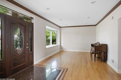 8207 Wisner St, Niles, IL 60714-2438