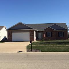 1800 Ptarmigan Dr, Chatham, IL 62629-5066