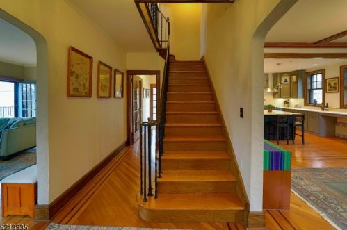 2 Burnett Ter, Town Center, NJ 07052-3810