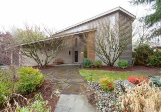 13218 115th Ct, Redmond, WA 98052-2402