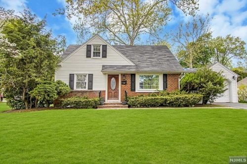 609 5th Ave, River Edge, NJ 07661-1304