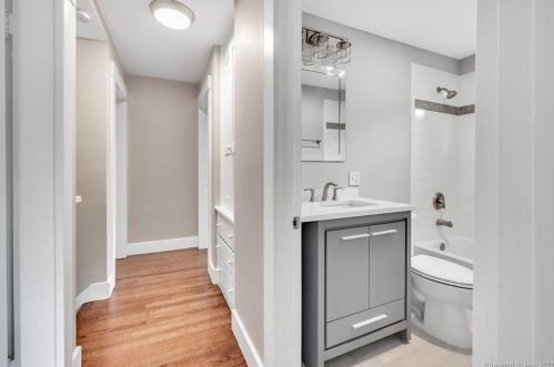 198 Meadow St, Huntington CT  06484-2265 exterior